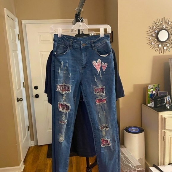 Jeans Wear perfectly distressed and appliquéd jeans  mid-blue with fading. Sz 5 - Picture 3 of 6